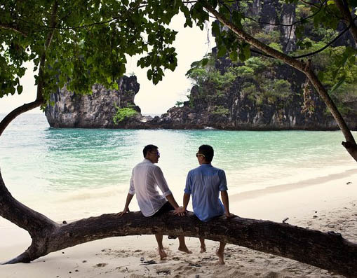 Ảnh cưới NTK Adrian Anh Tuấn và bạn trai