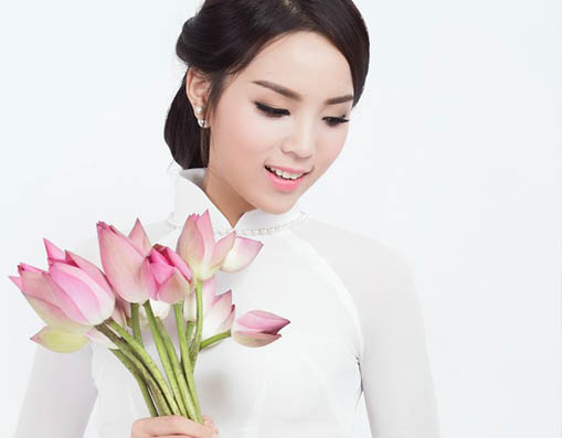 Hoa hậu Kỳ Duyên dịu dàng hoa sen