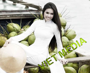 Hoàng My dịu dàng bên sông