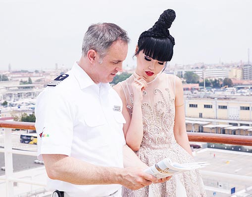 New York trở thành phông nền cho sàn diễn trên biển của Jessica Minh Anh