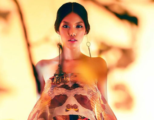 Lan Khuê với áo dài lụa