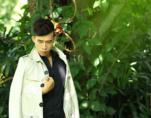 Leo Quốc Việt dạo bước rừng thu