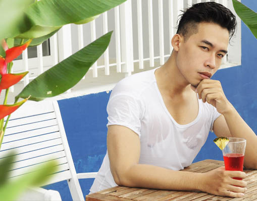 Leo Quốc Việt đắm mình hè nhiệt đới