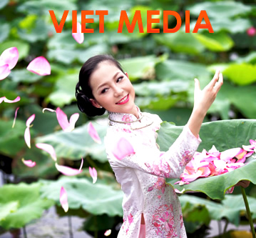 Linh Nga duyên dáng bên sen hồng