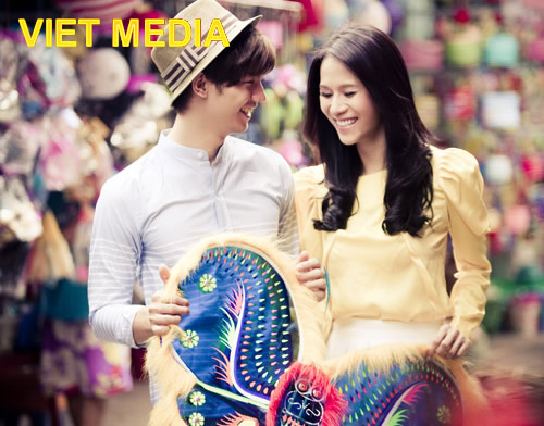 Thái Hà và Phúc Vinh dạo phố đèn lồng