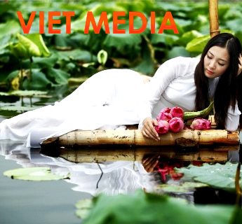 Á hậu Thùy Trang đẹp dịu dàng bên hoa sen 