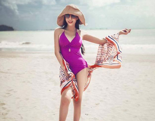 Hoa hậu chuyển giới Trương Hạ Vy sexy trên biển