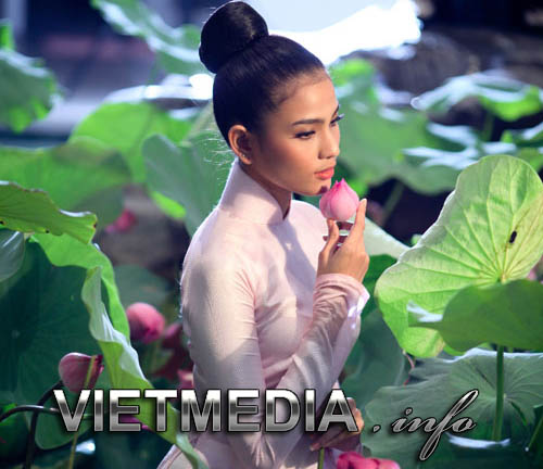 Trương Thị May dịu dàng bên Sen