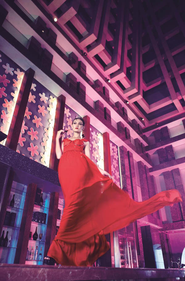 Tuy nhi&ecirc;n, ở phần tạo d&aacute;ng với v&aacute;y dạ hội, người đẹp để lộ sự cứng nhắc v&agrave; đơn điệu trong phần tạo d&aacute;ng.