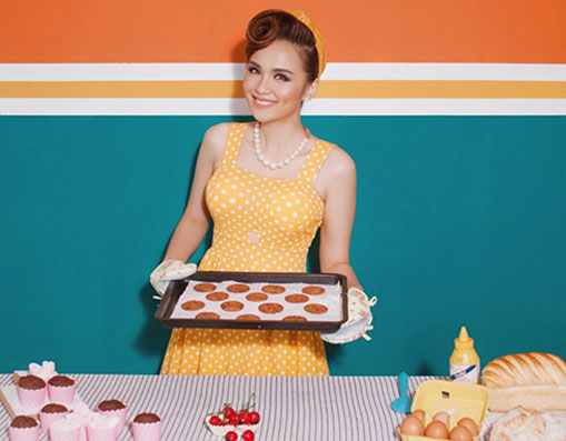 Diễm Hương hóa cô nàng xinh đẹp khi vào bếp