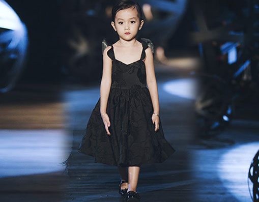 Những thiên thần nhỏ catwalk hồn nhiên trong The Little Black Dress