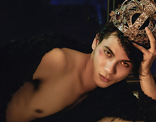 Rocky - chàng mẫu điển trai hóa hoàng tử bóng đêm Halloween đầy táo bạo