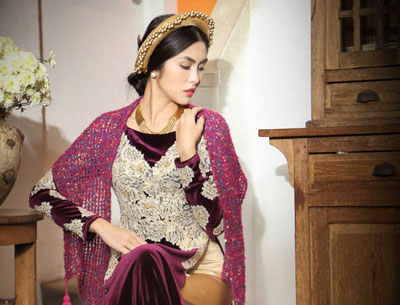 Tăng Thanh Hà áo dài cổ