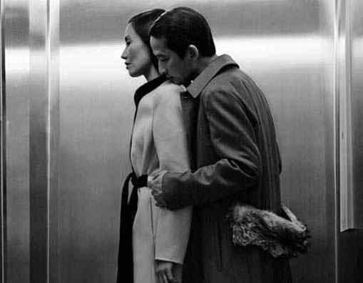 Trần Anh Hùng và vợ tình tứ