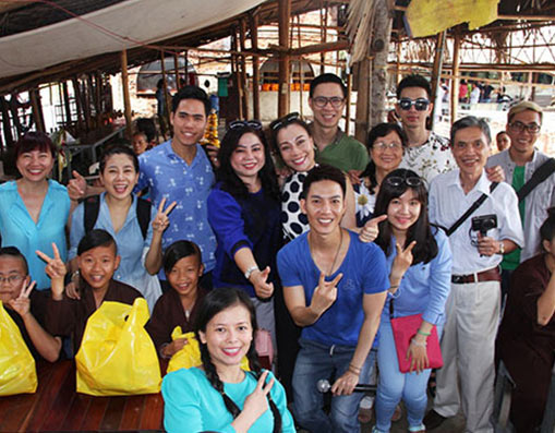 MC Anh Quân và chuyến đi từ thiện mùa Trung Thu 