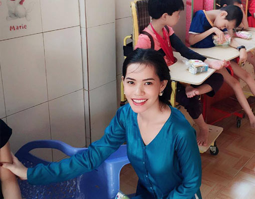 Thy Nhã đẹp dịu dàng đi thăm những em bé bất hạnh