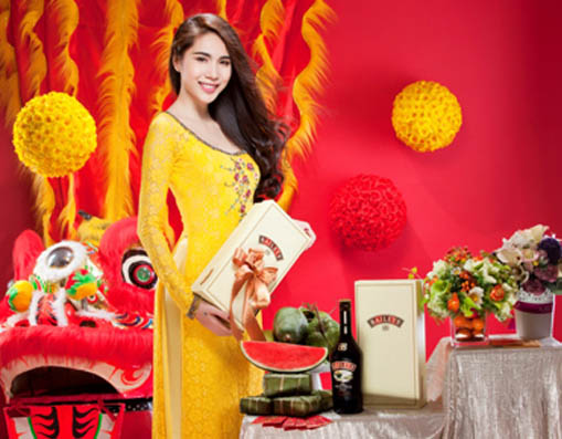 Thủy Tiên e ấp áo dài xuân