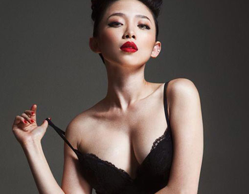 Tóc Tiên bạo dạn khoe dáng