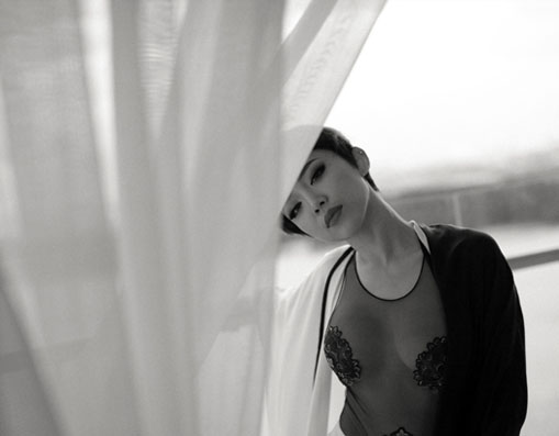 Tóc Tiên diện nội y quay MV